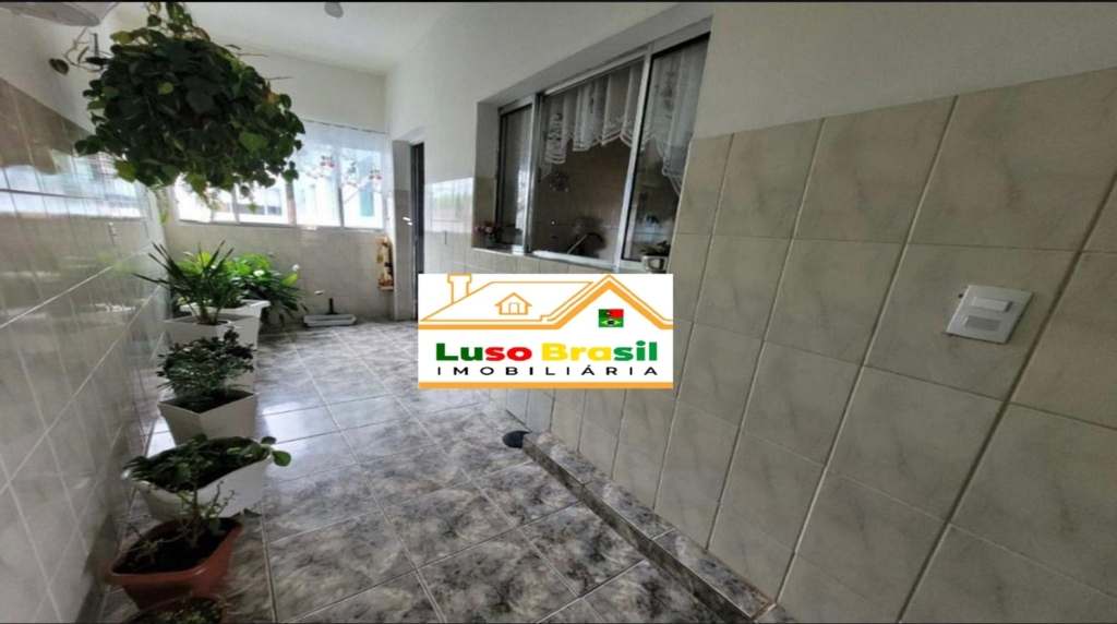 Prédio de 495 m²com 2 pontos comerciais + 2 casas de 3 dormitórios