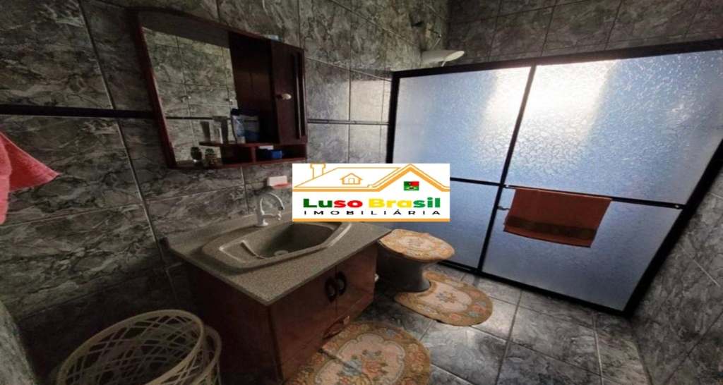 Prédio de 495 m²com 2 pontos comerciais + 2 casas de 3 dormitórios