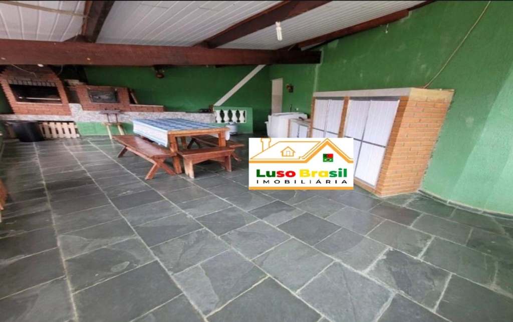 Prédio de 495 m²com 2 pontos comerciais + 2 casas de 3 dormitórios