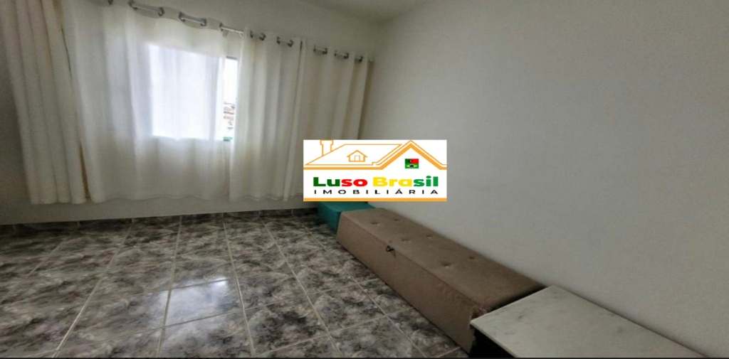 Prédio de 495 m²com 2 pontos comerciais + 2 casas de 3 dormitórios