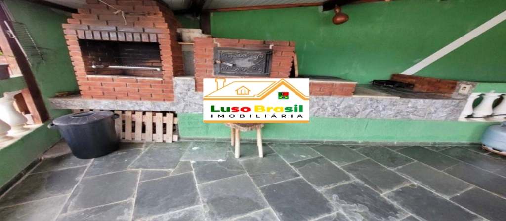 Prédio de 495 m²com 2 pontos comerciais + 2 casas de 3 dormitórios