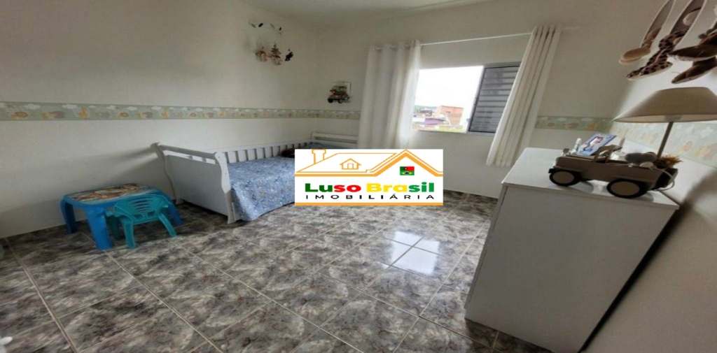 Prédio de 495 m²com 2 pontos comerciais + 2 casas de 3 dormitórios