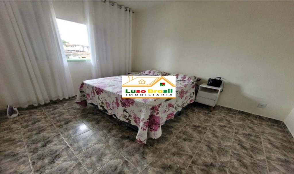 Prédio de 495 m²com 2 pontos comerciais + 2 casas de 3 dormitórios
