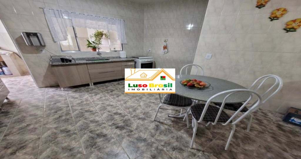 Prédio de 495 m²com 2 pontos comerciais + 2 casas de 3 dormitórios