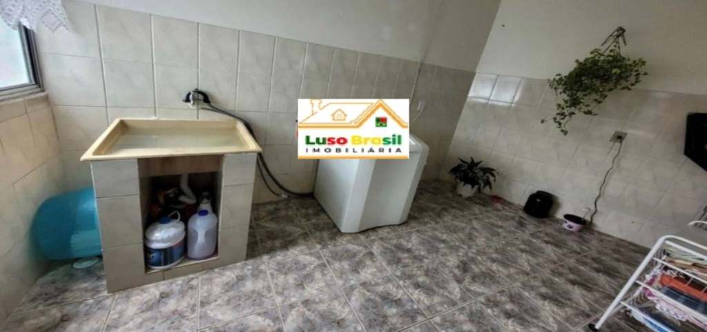 Prédio de 495 m²com 2 pontos comerciais + 2 casas de 3 dormitórios
