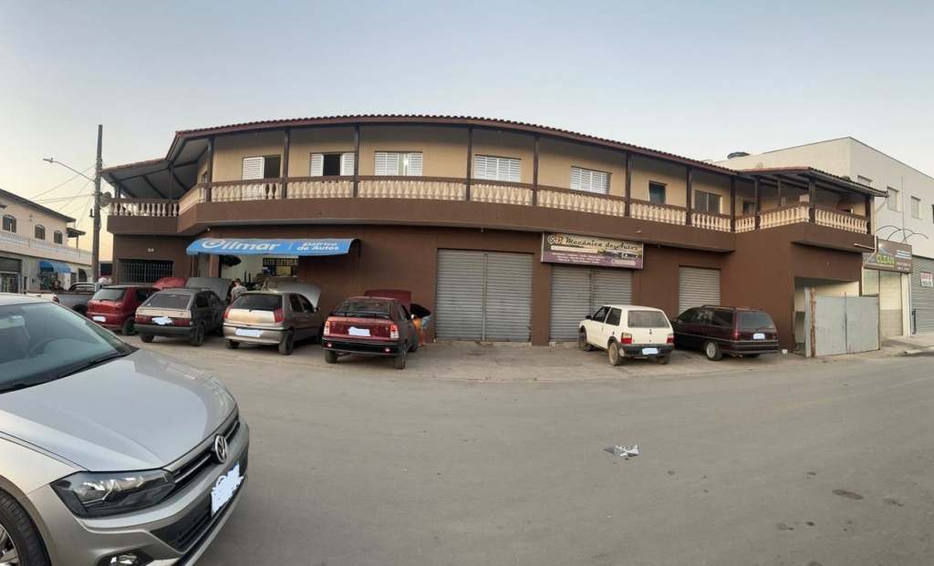 Prédio de 495 m²com 2 pontos comerciais + 2 casas de 3 dormitórios