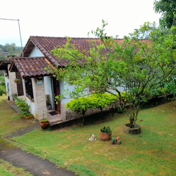 Vende-se chácara estilo rústico em biritiba mirim, 1000 m² apenas 600 mil