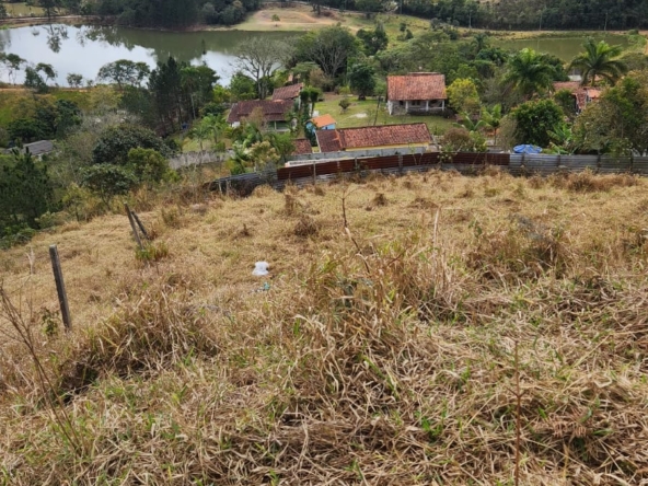 🏞️ magnÍfico terreno entre montanhas verdes de 2.000 metros com vista para lagos! 🌄
