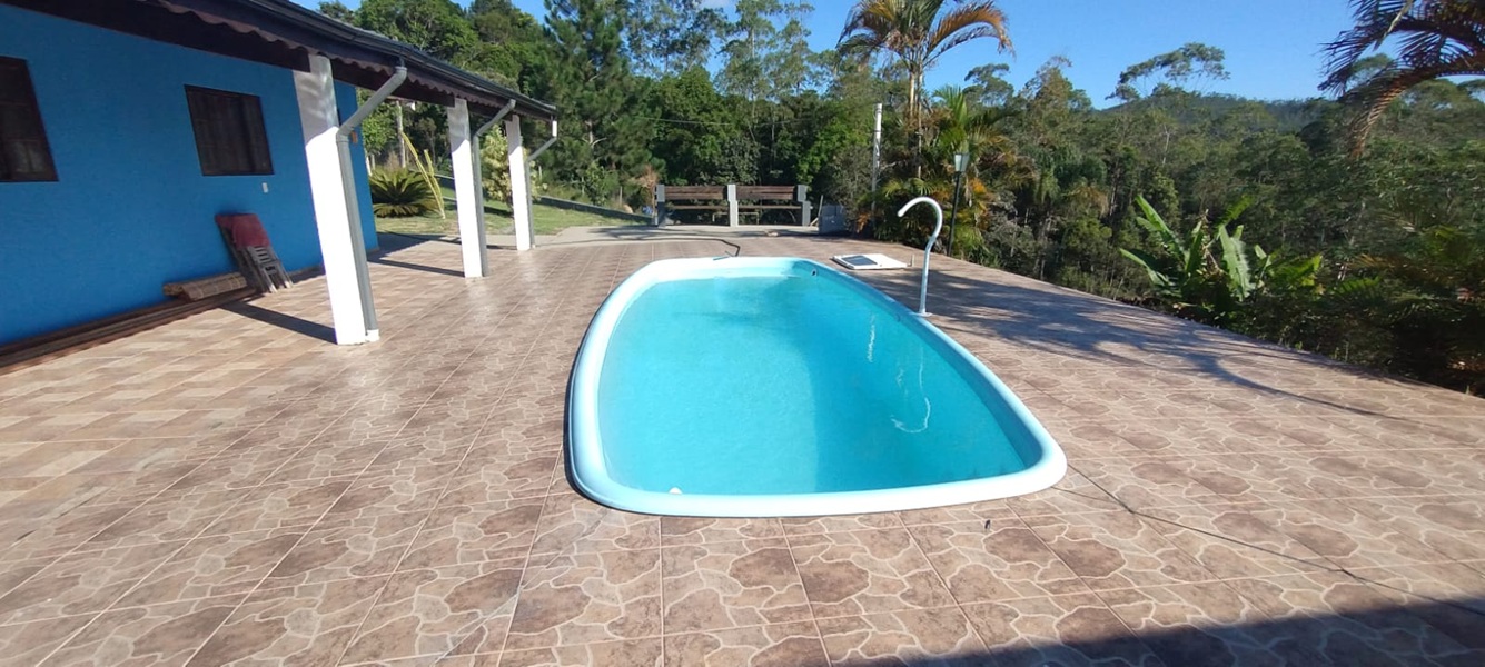 Linda chácara com piscina a apenas 3,5 km do centro