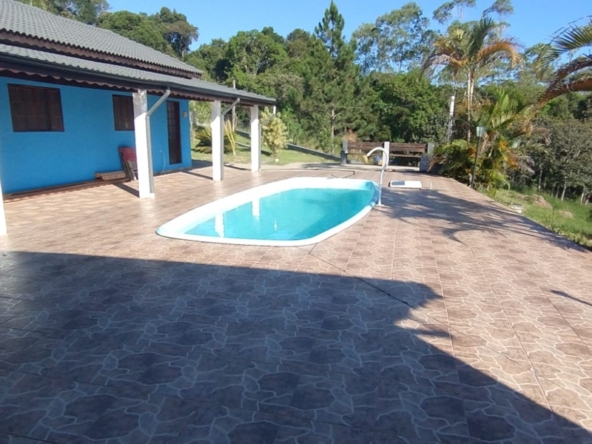 Linda chácara com piscina a apenas 3,5 km do centro