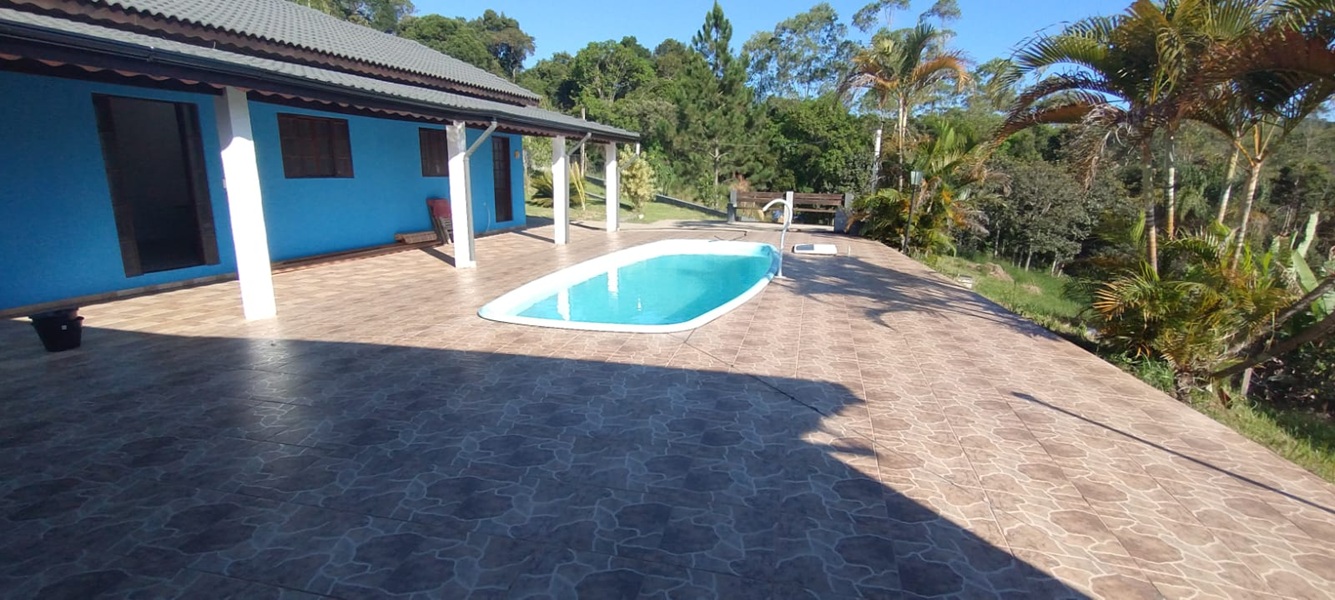 Linda chácara com piscina a apenas 3,5 km do centro